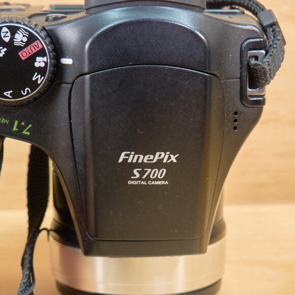 Fujifilm Finepix S700 7.1MP Digital Camera with 10x Optical Zoom - Picture 7 of 8